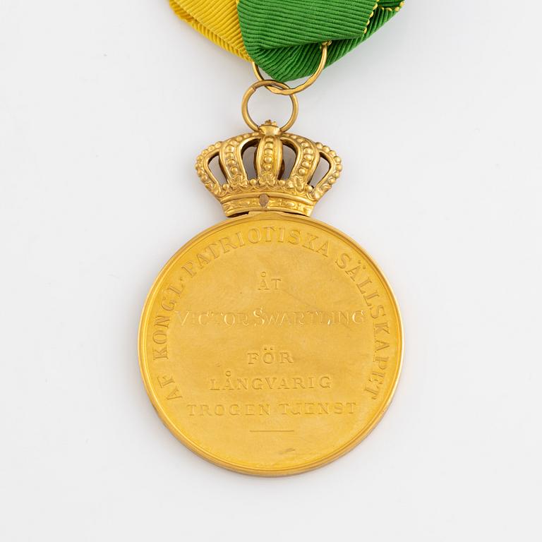 A Swedish gold medal, Kungliga Patriotiska Sällskapet, in case.with ribbon, 1942.