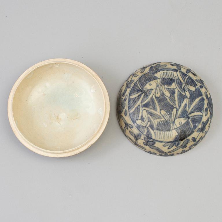 A blue and white box with cover, Ming dynasty (1368-1644).