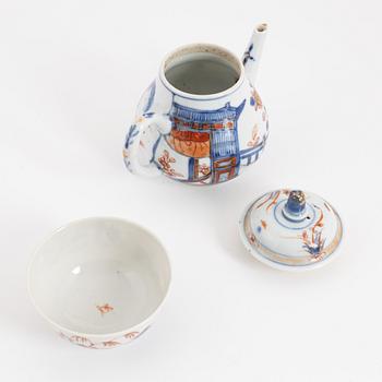 An imari teapot with cover and an imari cup, Qing dynasty, Kangxi (1662-1722) and Qiangling (1736-95).