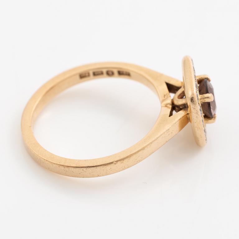 Ring 18K gold with a brown stone and round brilliant-cut diamonds.