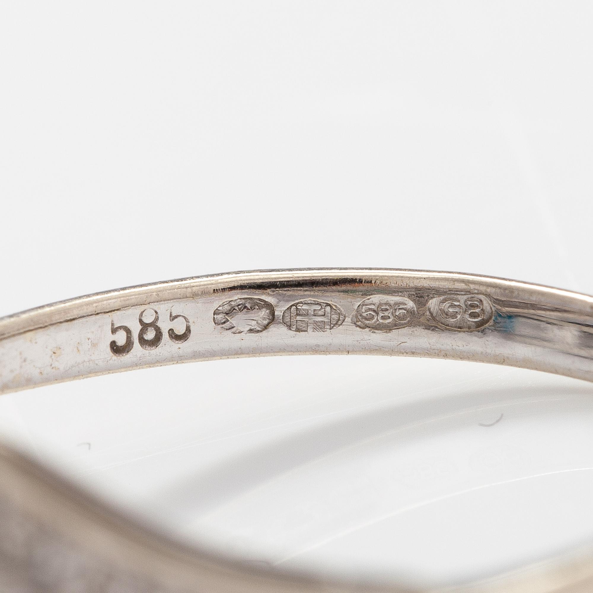 A 14K white gold ring with emeralds and diamonds ca. 0.02 ct in total. Import marked Turun Hopea, Turku 1995.