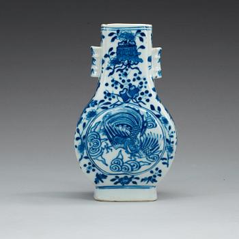 A blue and white vase, late Qing dynasty.