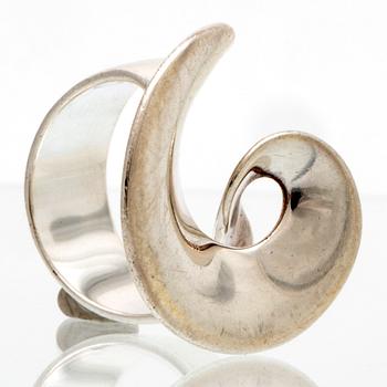 Georg Jensen ring sterling silver, design "Möbius" av Torun Bülow nr 443, original case.