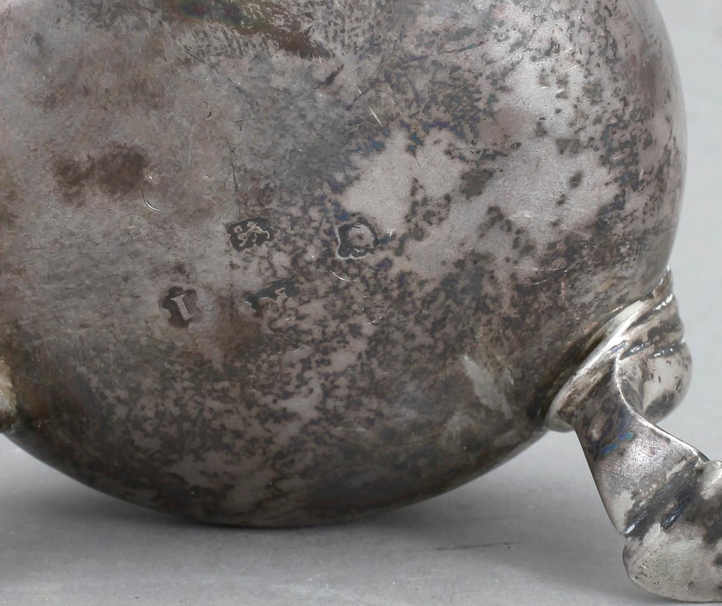 SALTKAR, ett par, silver, London 1746.