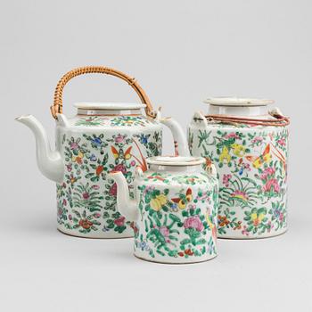 A set of three Chinese porcelain teapots around 1900.