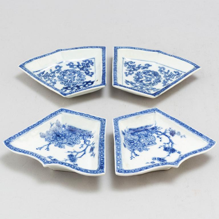 Four (2+2) blue and white cabaret dishes and two saucers, Qing dynasty, Qianlong (1736-95).