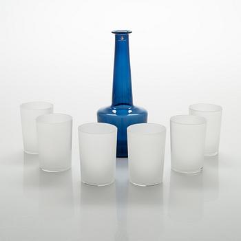 Timo Sarpaneva, karahvi, signeerattu TS, ja laseja, 6 kpl, "i-linja". Iittala. Mallit muotoiltu 1964 ja 1958.