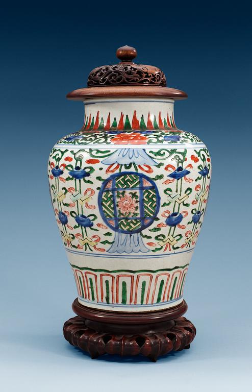 A Transitional wucai jar, 17th Century.