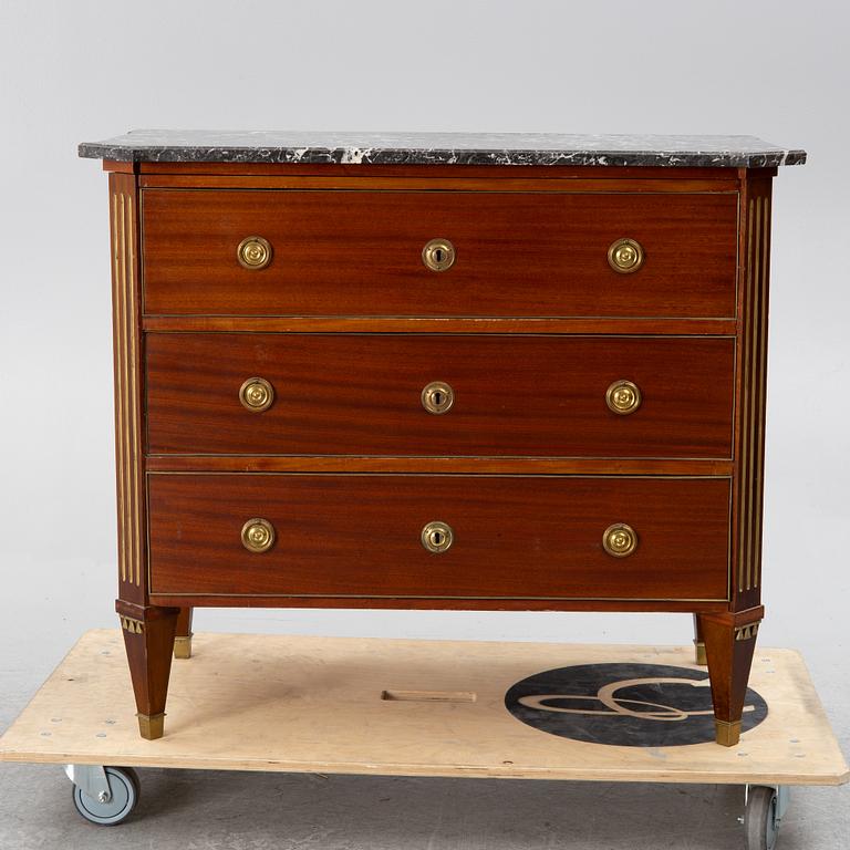 Byrå, 1900-talets första hälft. Gustaviansk stil.