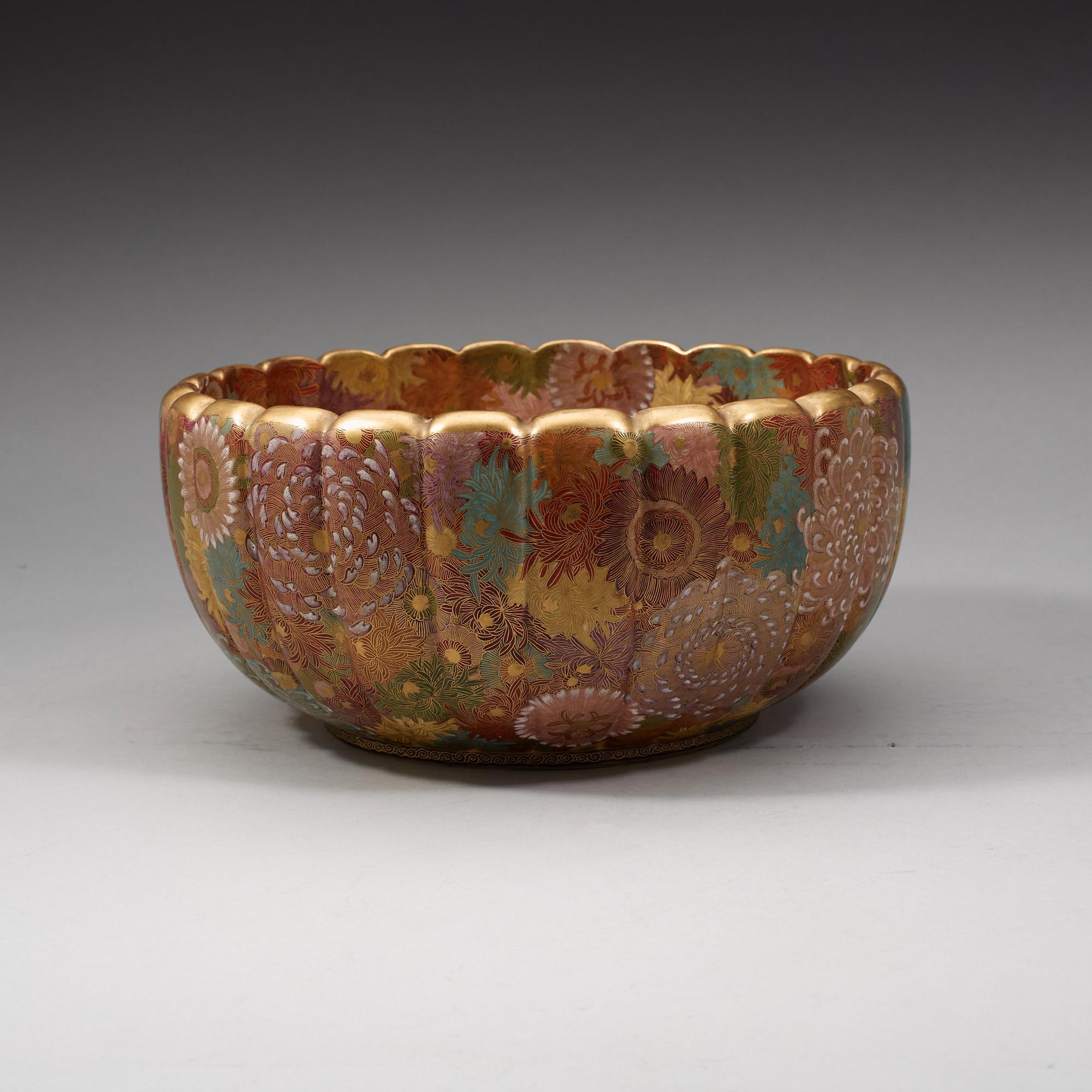 A large Japanese Satsuma bowl, Meiji period (1868-1912).