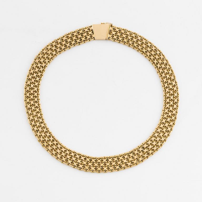 An 18K gold necklace.