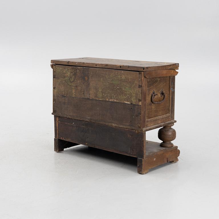 Kista/sideboard, nordisk senrenässans samt renässansstil, 1600-tal samt 1800-tal.