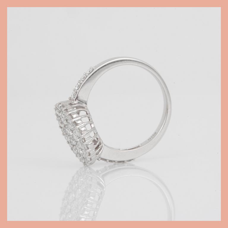 RING, 18K vitguld med briljantslipade diamanter, tot ca 1,59 ct. Total vikt ca 5,26 g.