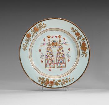1553. A famille rose armorial dinner plate, Qing dynasty, Qianlong (1736-95).