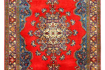 A Sarouk carpet, a. 323 x 217 cm.