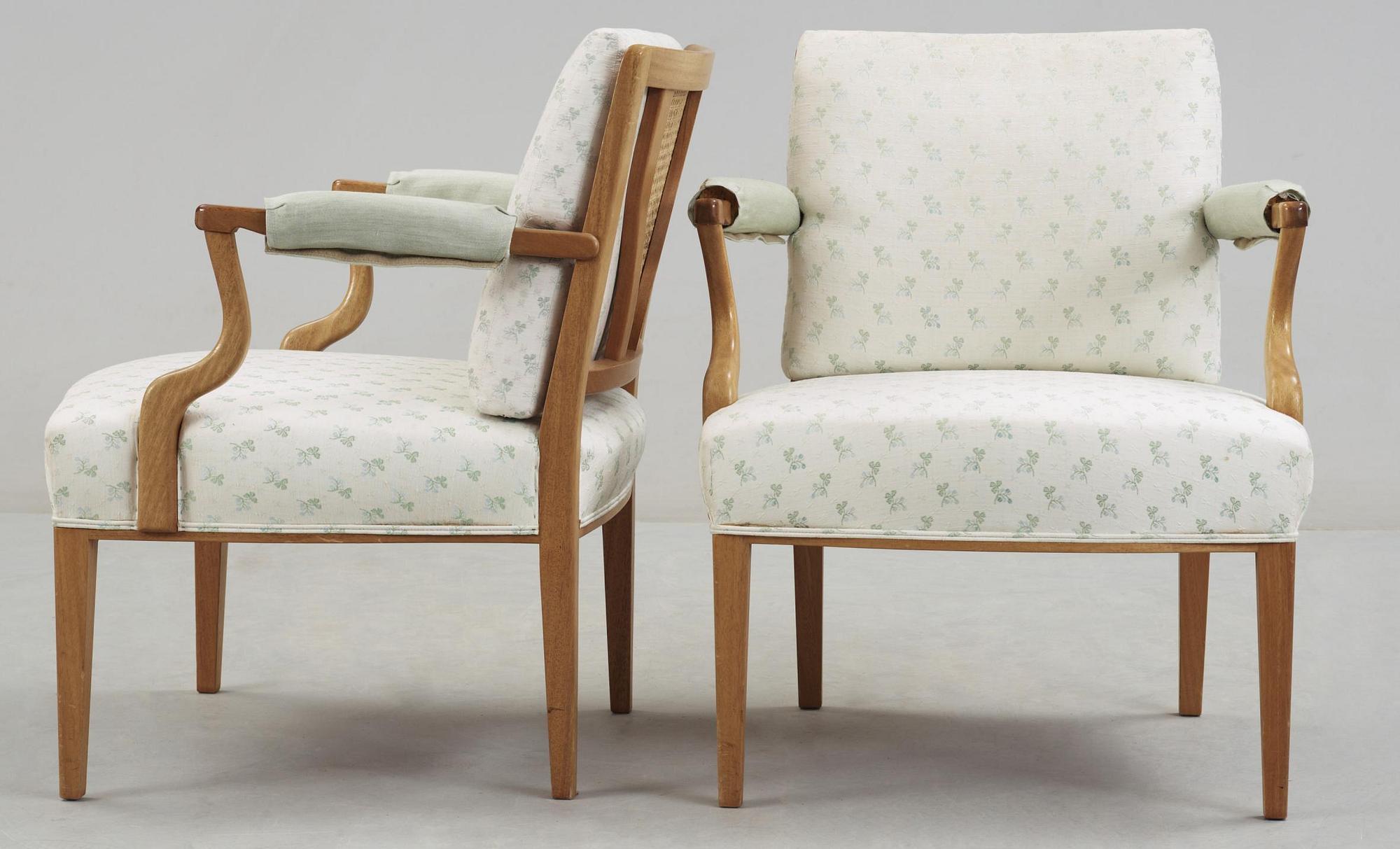KARMSTOLAR, ett par, modell 969, Josef Frank, Firma Svenskt Tenn.