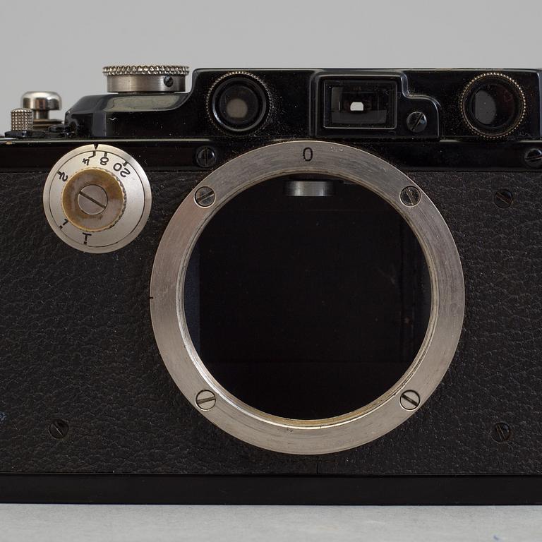 A early 1930s black body Leica no 123864 with a chrome Hektor 1:2,5 F=5 cm lens. With table stand.