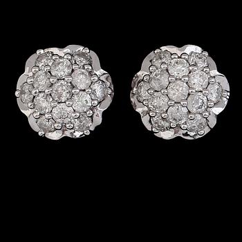 ÖRHÄNGEN, 1 par, 18 k vitguld, briljantslipade diamanter tot 0.57 ct. Vikt ca 2,1 g.