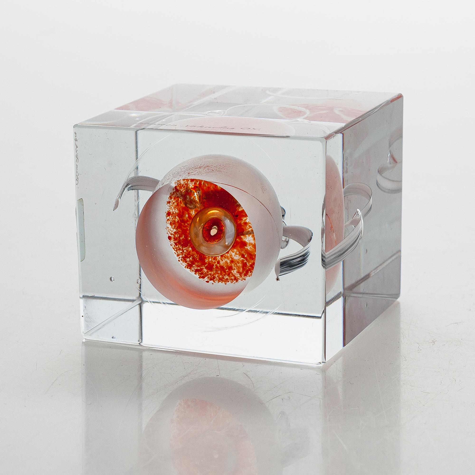 An annual glass cube, signed Oiva Toikka Nuutajärvi 1985, numbered 146/2000.