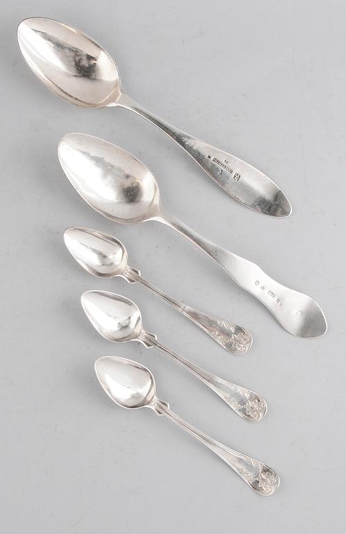 MATSKEDAR, 2 st samt TESKEDAR, 3 st, silver, 1800-tal. Tot vikt ca 135 g.