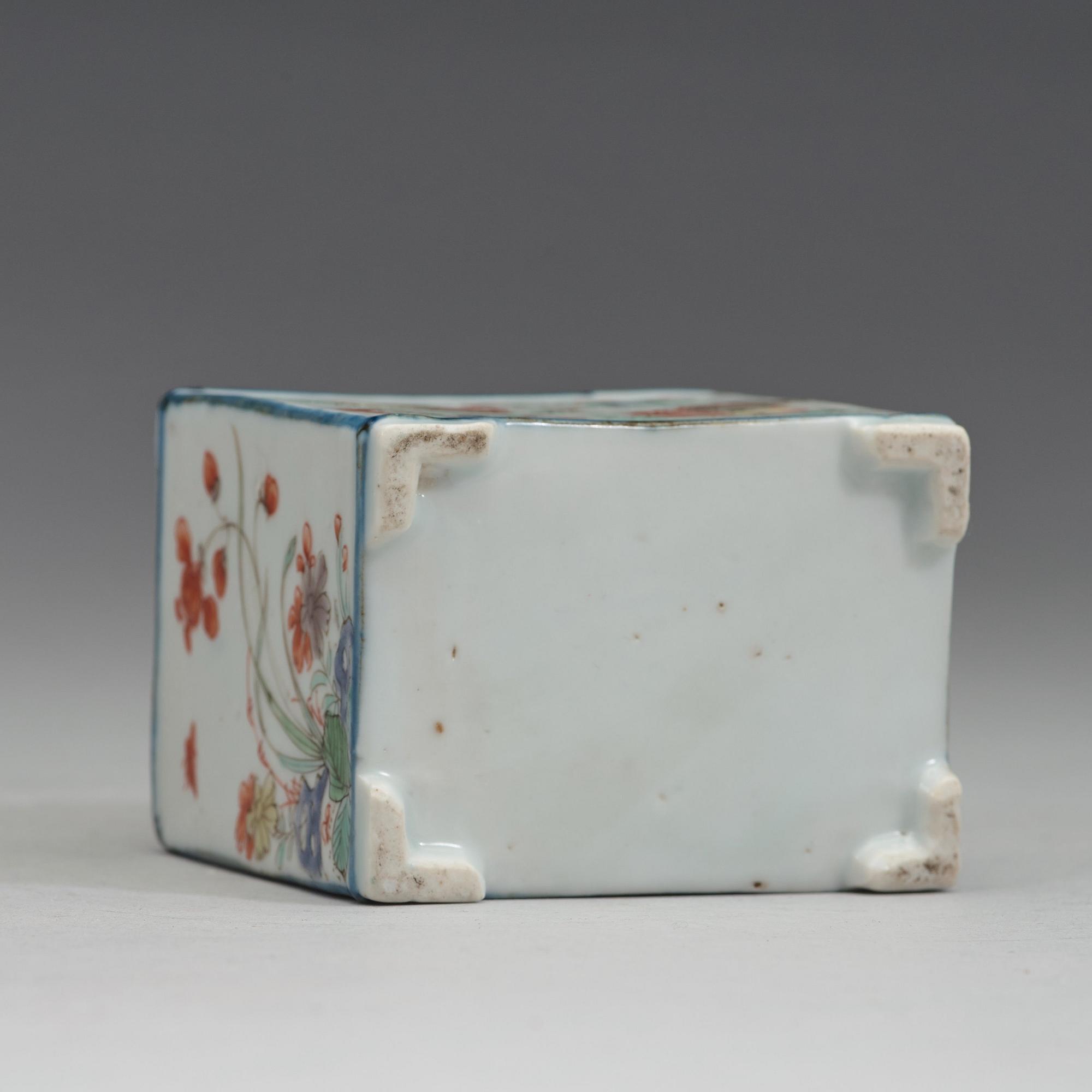 A famille verte porcelain tea caddy, Qing dynasty, Kangxi (1662-1722).