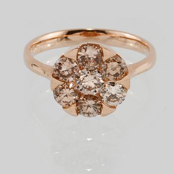 RING, 18K guld med 7 briljantslipade diamanter 1.25 ct. Vikt 2,9 gram.