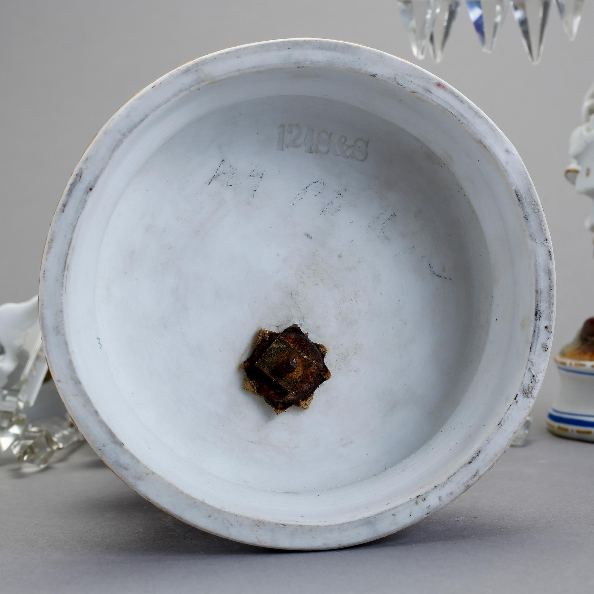 KANDELABRAR, ett par, biskviporslin, 1800-talets mitt.