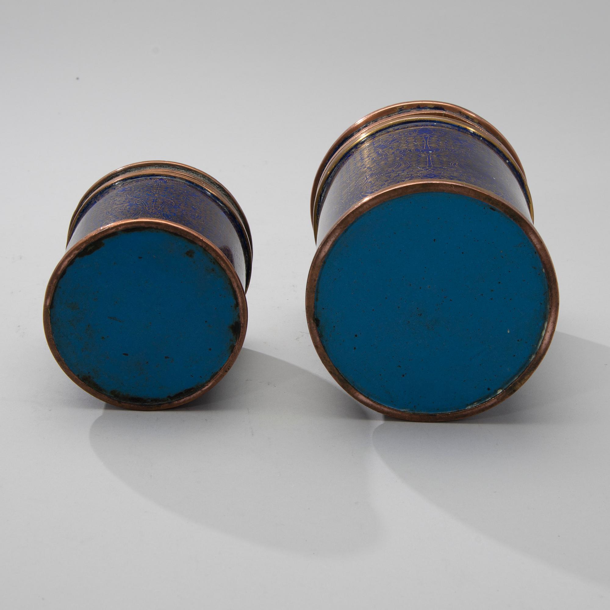 BURKAR, 2 st, cloisonné och koppar, Kina 1800-talets slut.