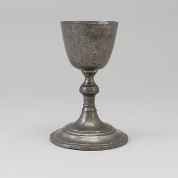 AN 18TH CENTURY PEWTER CHALICE.