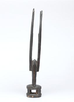 HUVUDPRYDNAD. Tshiwara (stiliserad antilop). Trä. Bambara-stammen. Mali ca 1920-1940. Höjd 55,5 cm.