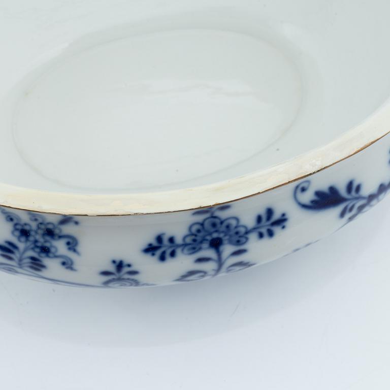 A 134 piece porcelain dinner service, "Zwiebelmuster", Meissen.