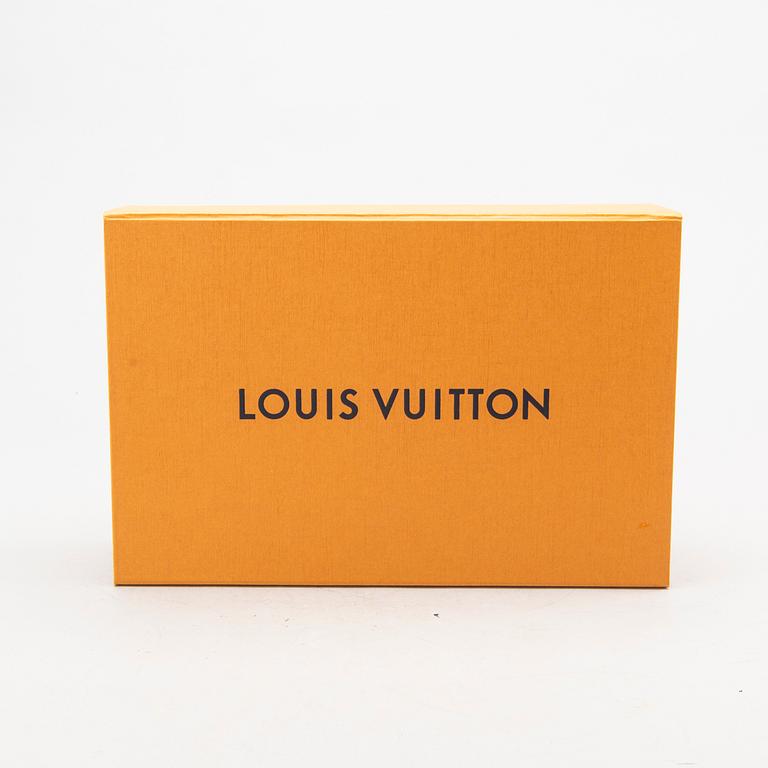 A Louis Vuitton Pallas clutch.