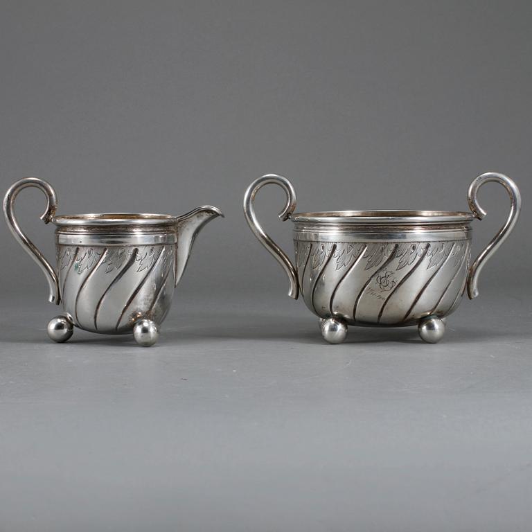 SOCKERSKÅL samt GRÄDDKANNA, silver, Danmark eller Norge, omkring sekelskiftet 1900, 313 gram.