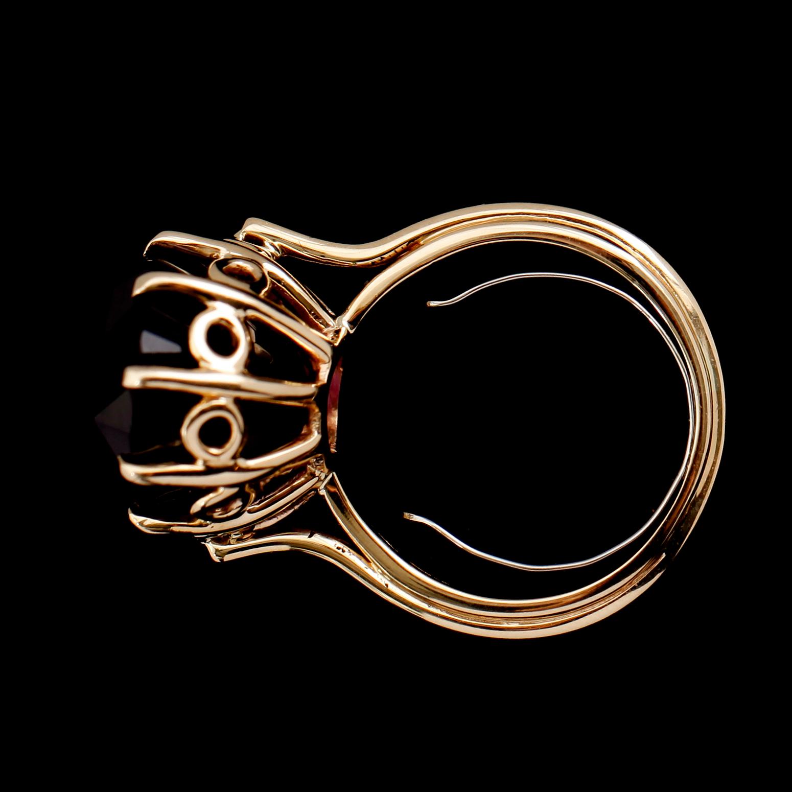 RING, 14 k guld, ametist 21.03 ct. Tot vikt ca 10 g.