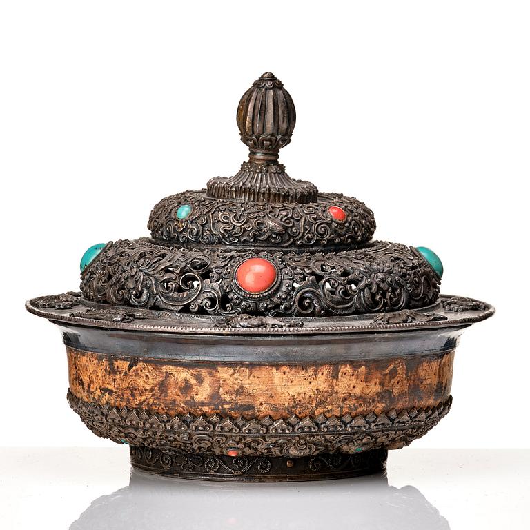Ask med lock, trä och metall. Tibet, 1800-tal.