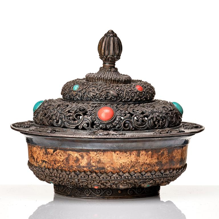 A Tibetan jar with cover, 19th Century.