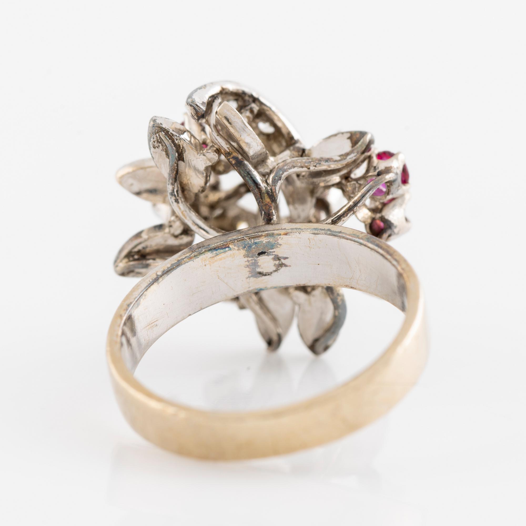 Ring vitguld med rubiner och små briljantslipade diamanter.