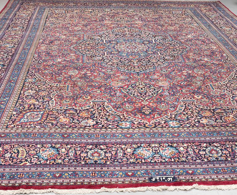 Matta antik Meshed, signerad Amoghli, ca 526,5 x 356 cm.