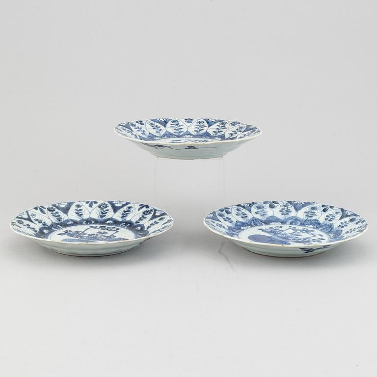 A set of thre blue and white plates, Qing dynasty, Kangxi (1662-1722).