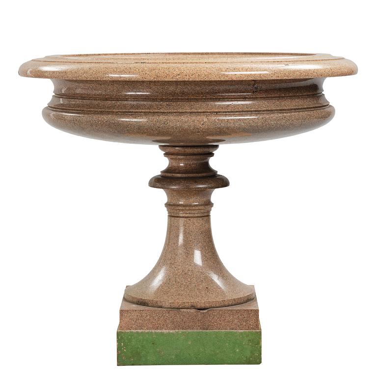 A massive Gardenurn, red Bohus granite, made circa 1905. Empire style.