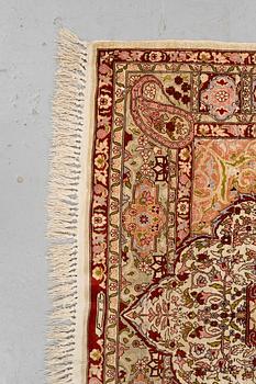 Matta Old silke Hereke, ca 152 x 110 cm.