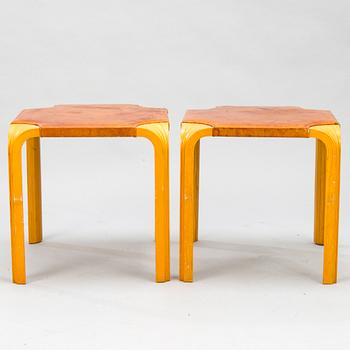 ALVAR AALTO, pallar, ett par, modell X602, Artek 1900-talets mitt.