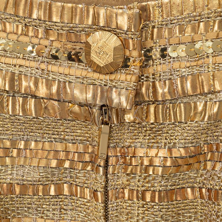 Chanel, a gold bouclé skirt, size 34.