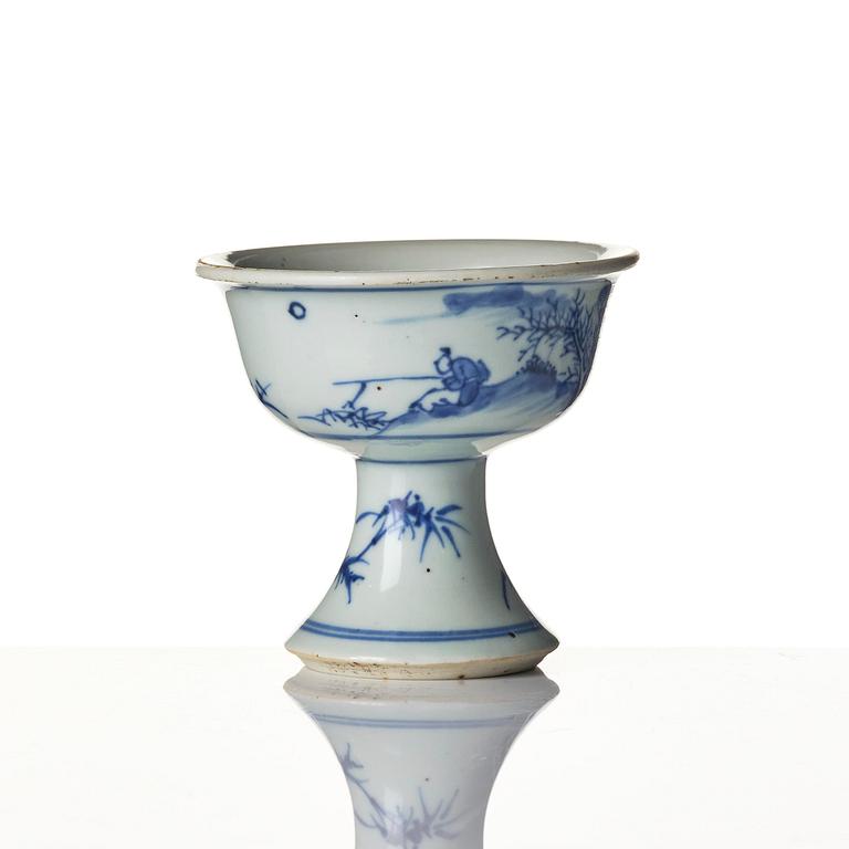 A blue and white stemcup and dish, Transition, 17th century.