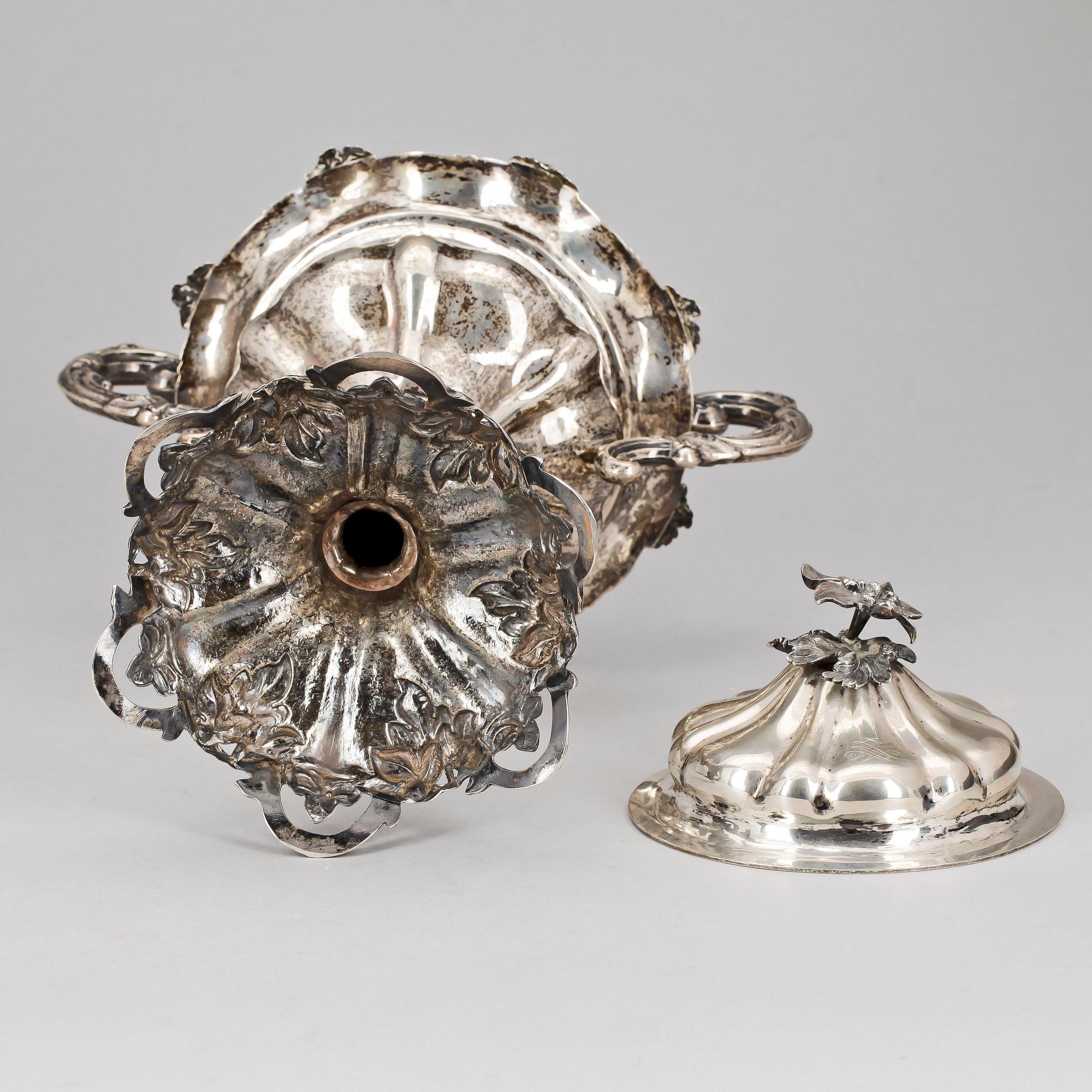 KONFEKTSKÅL, silver, nyrokoko, Stockholm 1800-talets andra hälft. Otydliga stämplar. Vikt ca 750 g.