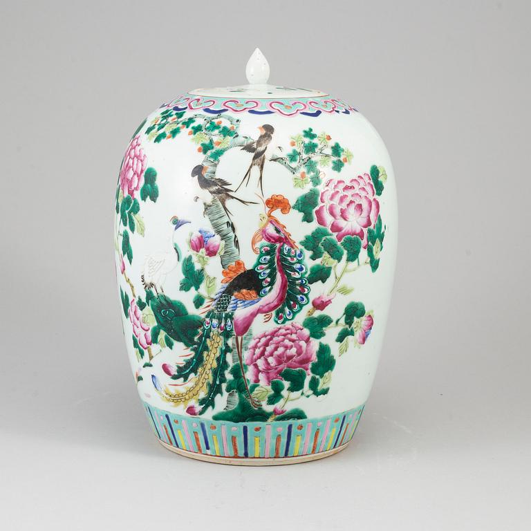 A famille rose jar with cover, Qing dynasty, late 19th century.