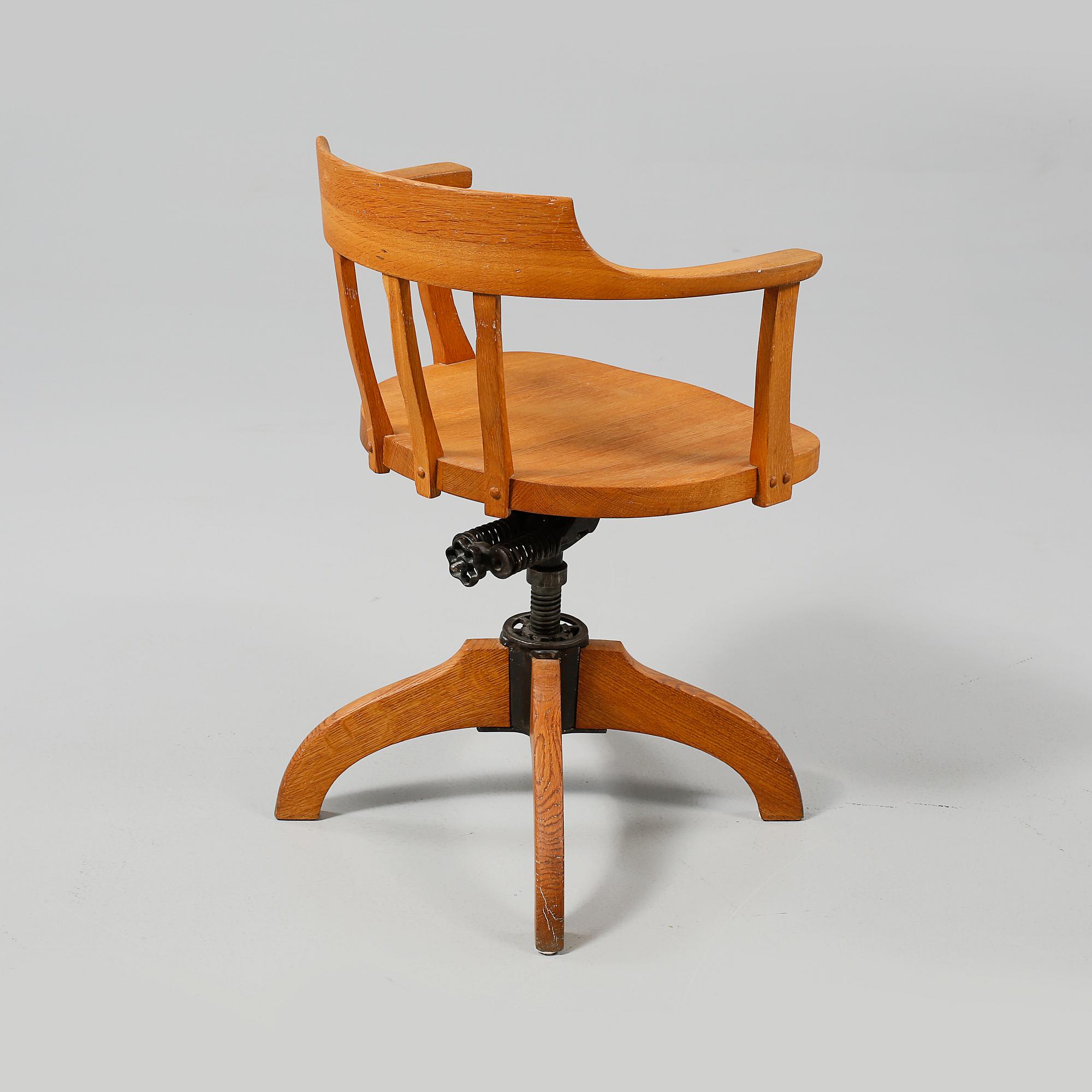 SKRIVBORDSSTOL, 1900-talets mitt.