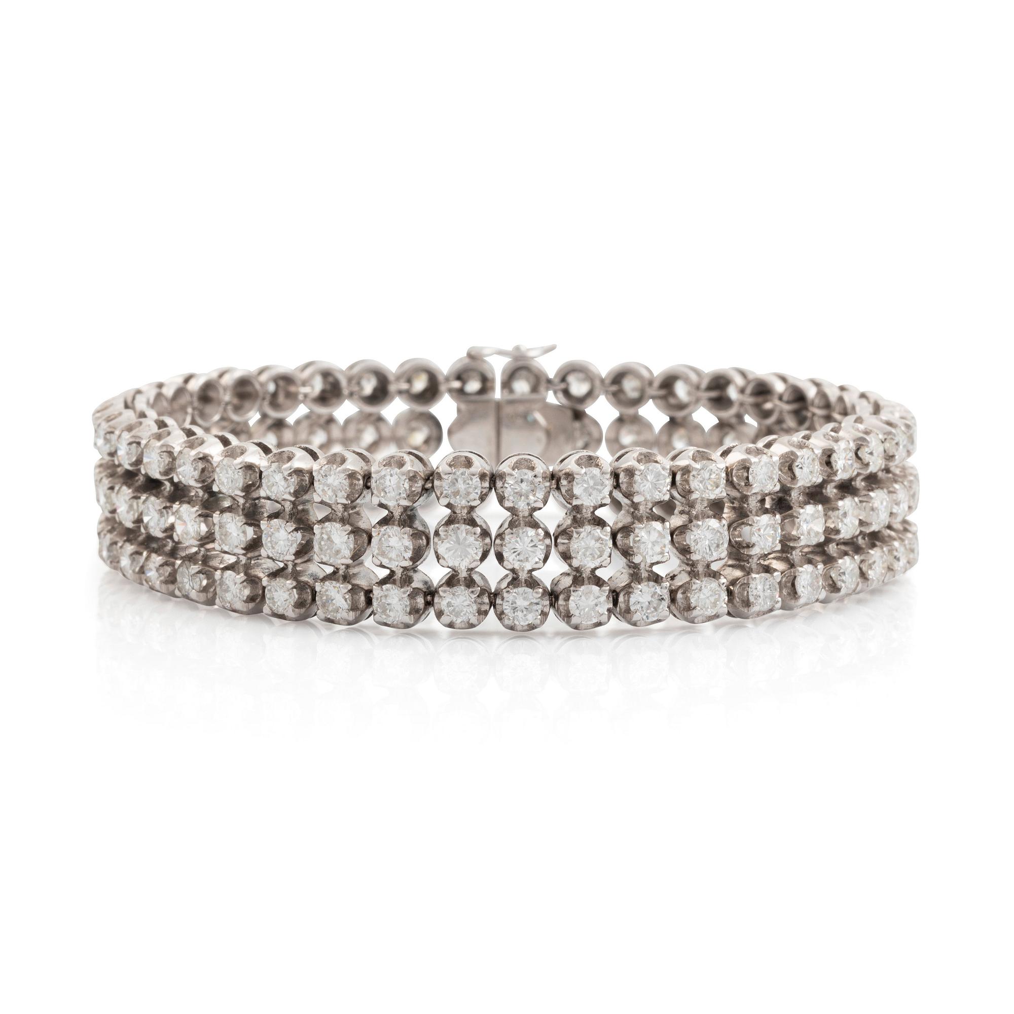 An 18K white gold bracelet set with round brillant-cut diamonds.