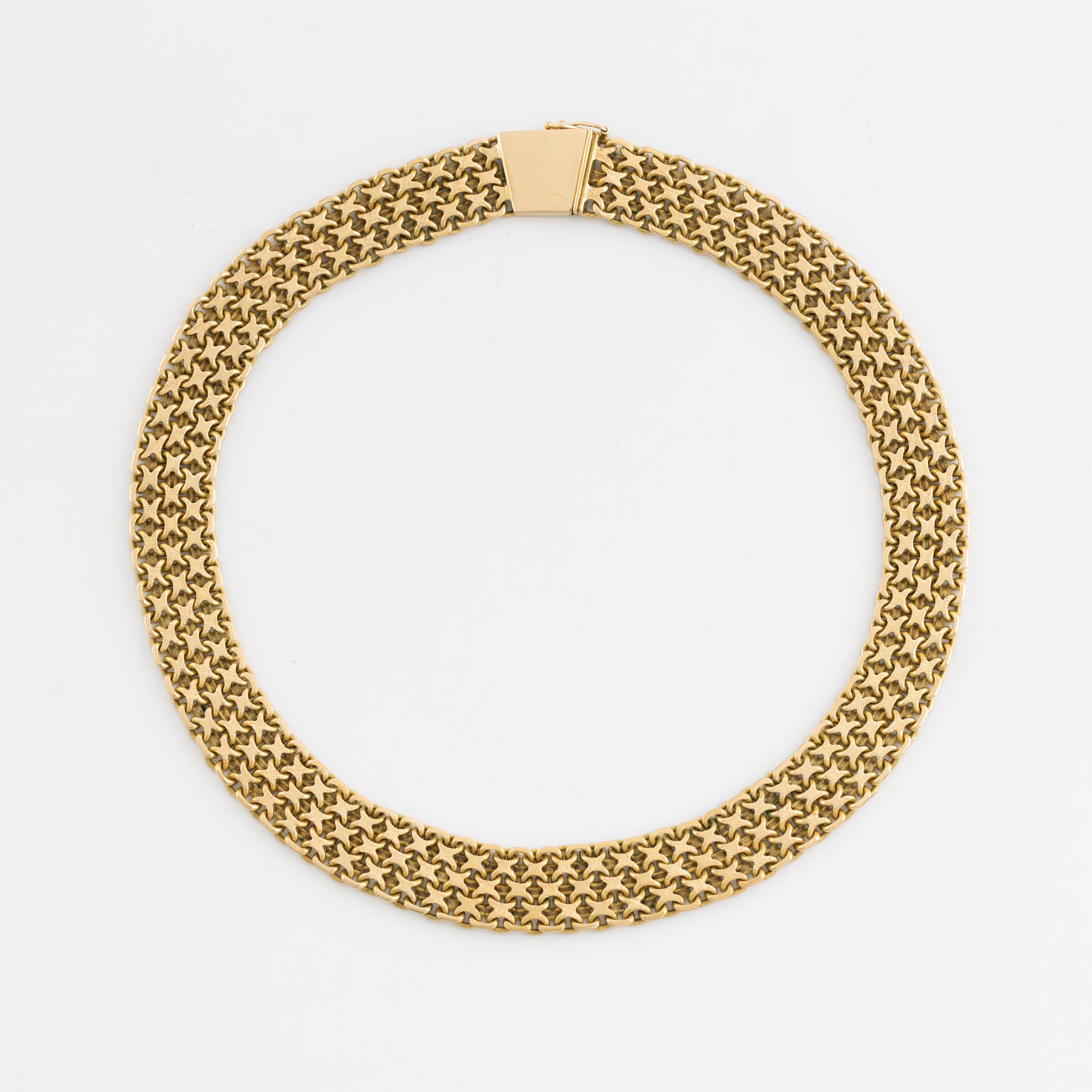 An 18K gold necklace.