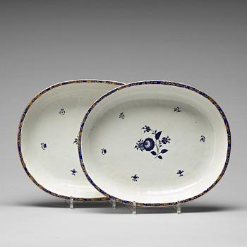 A pair of enamelled serving dishes, Qing dynasty, Jiaqing (1796-1820).